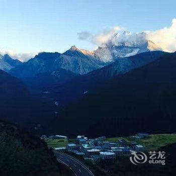 稻城知白雪山艺术酒店酒店提供图片