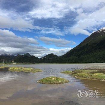 八宿红鲤鱼绿鲤鱼与驴·初见客栈酒店提供图片