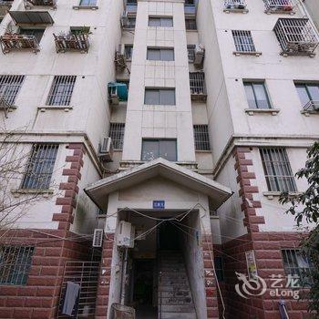 废弃大学生驿站(南京湖山路店)