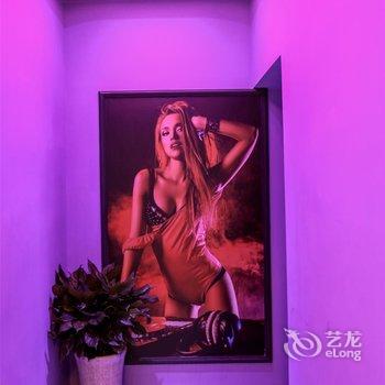 新津金玫瑰主题宾馆酒店提供图片