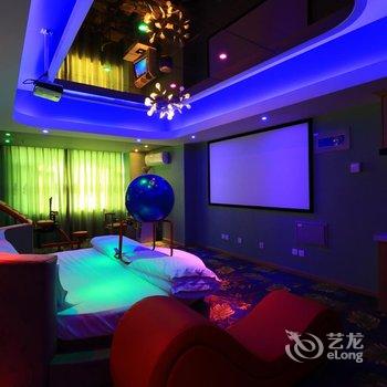 济南枫林晚情侣主题酒店高新万达店酒店提供图片