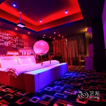 济南枫林晚情侣主题酒店高新万达店酒店提供图片