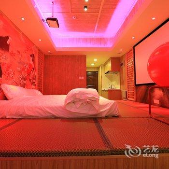 济南枫林晚情侣主题酒店高新万达店酒店提供图片