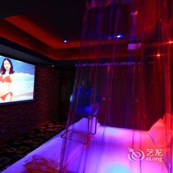 济南枫林晚情侣主题酒店高新万达店酒店提供图片