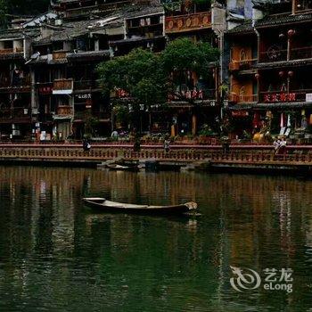 凤凰倚窗听雨客栈酒店提供图片