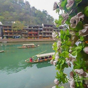 凤凰此时此地临江客栈酒店提供图片