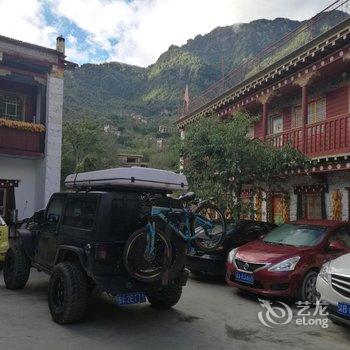 丹巴东女谷山庄酒店提供图片