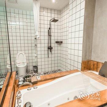 西双版纳堇舍客栈(西双版纳泼水广场店)酒店提供图片