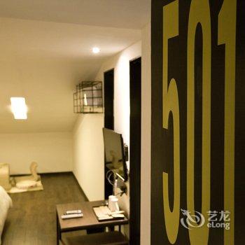 张家界一个艺术客舍公寓(溪步街分店)酒店提供图片