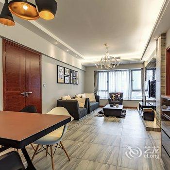 重庆西宅解放碑地铁上豪装超大两居室高档公寓酒店提供图片