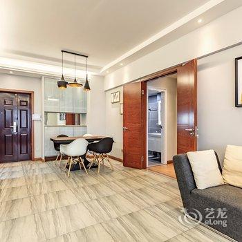 重庆西宅解放碑地铁上豪装超大两居室高档公寓酒店提供图片