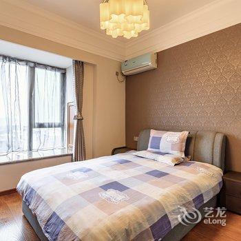 重庆西宅解放碑地铁上豪装超大两居室高档公寓酒店提供图片