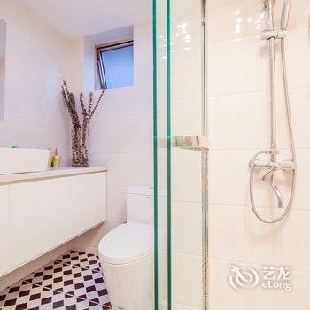 上海百年历史建筑之家普通公寓(虹桥路店)酒店提供图片