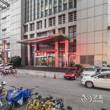 千百度酒店式公寓(武汉中南路店)(原纬度主题酒店)酒店提供图片