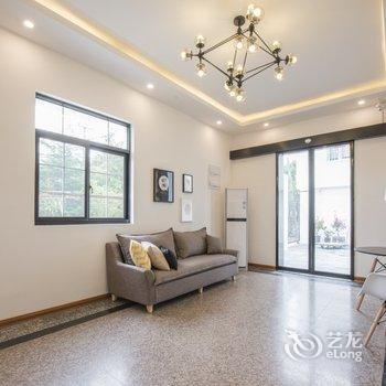 上海优质民宿(便民路店)酒店提供图片