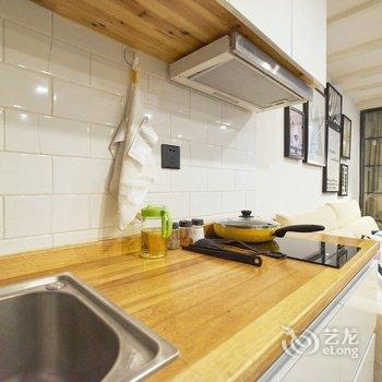 上海弄堂里13号线淮海中路清新Loft复式(延安高架路店)酒店提供图片