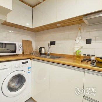 上海弄堂里13号线淮海中路清新Loft复式(延安高架路店)酒店提供图片
