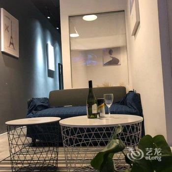 ZEFLOWERS设计师公寓(南通万达店)酒店提供图片