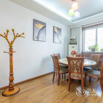 嘉峪关驿旅阳光 红的家庭公寓酒店提供图片