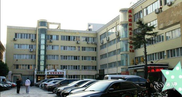 河南财鑫大酒店座落于郑州市经七路28号(纬五路与经七路交叉口向南50米),是集住宿、餐饮、商务会谈、健身、游泳为一体的现代化多功能综合型酒店。酒店拥有典雅的标准间、单人间、三人间等各色房间,客房设施完善齐全、幽雅舒服,同时配套设有餐厅汤皇一品,独具特色;多个会议室,可满足宾客的会议要求,酒店本着以人为本、以优取胜、一切为了宾客,一切服务于宾客的管理与服务宗旨,为宾客营造出门在外的温暖港湾,使宾客在快乐中享受,在享受中体验快乐。酒店开业时间2005年4月16日,新近装修时间2014年3月,楼高5层,客房总数