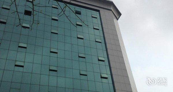 【湛江丽都大酒店】地址:滨海街道人民东路 –