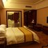 维也纳国际酒店(荣成店)豪华大床房照片_图片