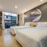 成都锦里亚朵轻居酒店超享标准房-庭院-小冰箱照片_图片