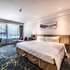 上海三甲港绿地铂派酒店标准大床房照片_图片