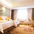 维也纳酒店(临泉汽车客运总站店)标准双床房照片_图片