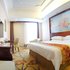 维也纳国际酒店(茂名信宜新尚路店)标准大床房照片_图片