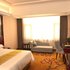 维也纳酒店(邓州广亿万商城店)标准大床房照片_图片