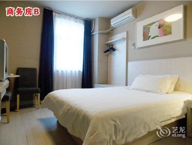 锦江之星沈阳火车站北站店,位于沈阳市皇姑区松花江街7号,辽宁省武警消防总队斜对面,沈阳市皇姑区政府隔壁。附近有136路、157路、227路、228路、265路、271路、325路、328路、399路公交线路,省消防总队站下车即是。酒店邻近沈阳火车站北站,由沈阳北站北出口到门店仅1公里,步行仅需8分钟;距离沈阳虎跃快客客运站仅需5分钟车程,至沈阳大学南北两大校区仅需8分钟车程;机场大巴北站停靠点乘265、271路公交车6分钟即可到达。距离地铁二号线在沈阳北站南出口到我店仅需10分钟车程。 锦江之星沈阳北站店