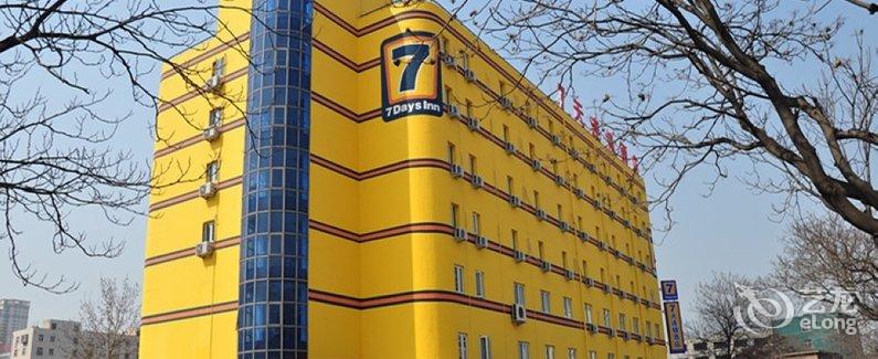 温馨提示:酒店房间内有暖气、独立空调;32寸液晶高清网络电视;百兆光纤网络;房间内有吹风机;USB充电插口;独立空调;专用停车场;中型商务会议室;设有影院特色大床房、大床房、双床房,家庭三人房;客房全部为外窗房,宽敞明亮舒适。 酒店位处青岛啤酒文化商务区中心位置;属青岛台东商圈;门前有青岛特色海鲜烧烤小吃排档;高档洗浴中心;百乐门KTV夜总会;酒店距青岛营口路海鲜市场步行8分钟距离;是青岛本地人平日购买品尝新鲜海鲜,喝青岛啤酒聊天的聚集地;酒店提供海鲜加工的器具; 酒店距营台东步行街夜市、万达购物广场、天