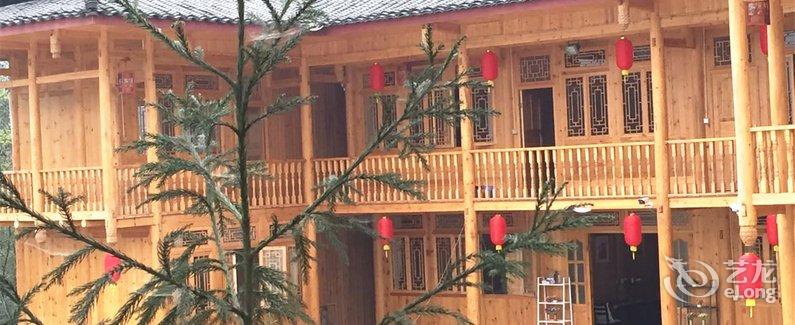 峨眉山三合院木屋