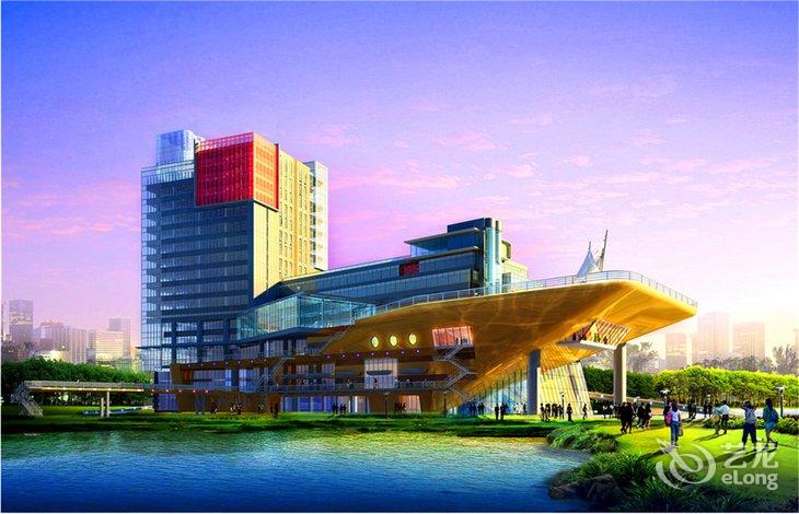 大船是一家以邮轮为想象,以承载客户快乐新体验为目标并获得全国设计金奖的酒店。上海大船酒店结合了人类货币起源地 的神奇历史,以浪漫的海洋文化为响应的一家个性化气息浓郁的特色酒店。酒店北望占地350亩的四季生态园,西邻绿庭四季休 闲广场,东临4.78平方公里的奉贤中央绿地公园,南望南桥新城核心区,拥有极目周边空旷佳?
