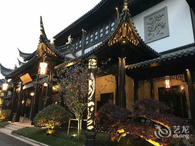 【上海皇廷花园酒店】地址:华夏东路1539号 – 艺龙