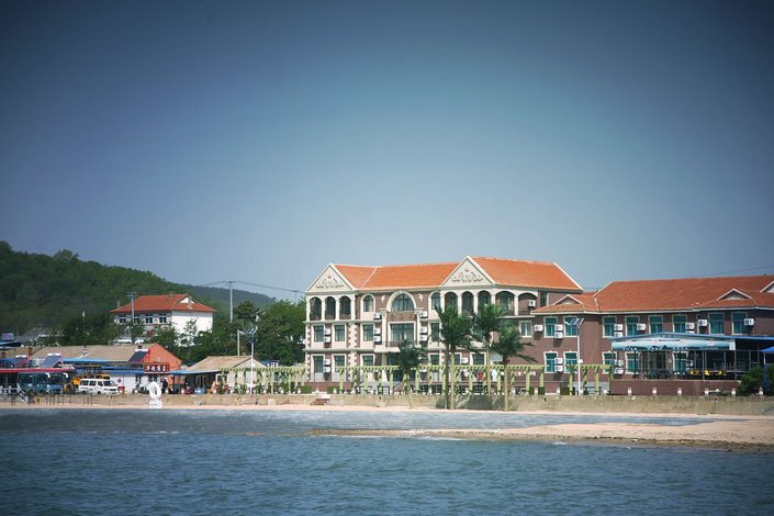 广鹿岛金海滩旅游渡假村于2000开业,位于广鹿岛月亮湾,是该海岛中最好的海滩区域,水浅沙细,景色优美。为了提高住宿环境度假村于2013年重新装修,拥有宽敞明亮的海景房,能够一览整个沙滩,站在房间内可以将整个月亮湾的尽收眼底。酒店提供住宿、餐饮、海上戏水等服务。每餐都有品质上乘的时令海鲜供游客享用,夜晚还向游客提供自助海鲜烧烤服务,享受海边烧烤的乐趣。此外,游客可以选择垂钓、赶海、皮划艇等多种海上娱乐项目,适合全家及情侣休闲度假,充分感受回归自然,清新淳朴的海岛生活。 酒店官方网站:www.