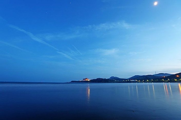 广鹿岛金海滩旅游渡假村于2000开业,位于广鹿岛月亮湾,是该海岛中最好的海滩区域,水浅沙细,景色优美。为了提高住宿环境度假村于2013年重新装修,拥有宽敞明亮的海景房,能够一览整个沙滩,站在房间内可以将整个月亮湾的尽收眼底。酒店提供住宿、餐饮、海上戏水等服务。每餐都有品质上乘的时令海鲜供游客享用,夜晚还向游客提供自助海鲜烧烤服务,享受海边烧烤的乐趣。此外,游客可以选择垂钓、赶海、皮划艇等多种海上娱乐项目,适合全家及情侣休闲度假,充分感受回归自然,清新淳朴的海岛生活。 酒店官方网站:www.
