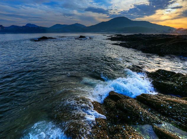 广鹿岛金海滩旅游渡假村于2000开业,位于广鹿岛月亮湾,是该海岛中最好的海滩区域,水浅沙细,景色优美。为了提高住宿环境度假村于2013年重新装修,拥有宽敞明亮的海景房,能够一览整个沙滩,站在房间内可以将整个月亮湾的尽收眼底。酒店提供住宿、餐饮、海上戏水等服务。每餐都有品质上乘的时令海鲜供游客享用,夜晚还向游客提供自助海鲜烧烤服务,享受海边烧烤的乐趣。此外,游客可以选择垂钓、赶海、皮划艇等多种海上娱乐项目,适合全家及情侣休闲度假,充分感受回归自然,清新淳朴的海岛生活。 酒店官方网站:www.