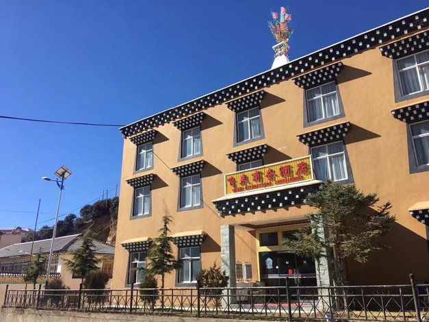 【迪庆飞来商务地址】酒店:德钦德钦县升平镇飞来寺别墅施工队屋顶图片