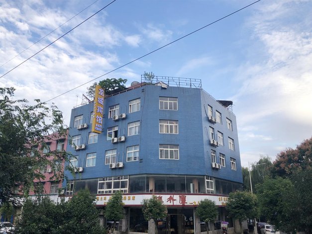 【龙城宾馆(龙城传媒工商学院店】地址:团结镇石堤村一组 艺龙