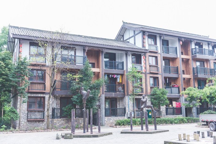 峨眉山黄湾小镇两间民宿