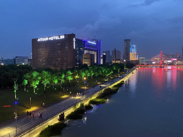 宁波三江口外滩书城亚朵酒店