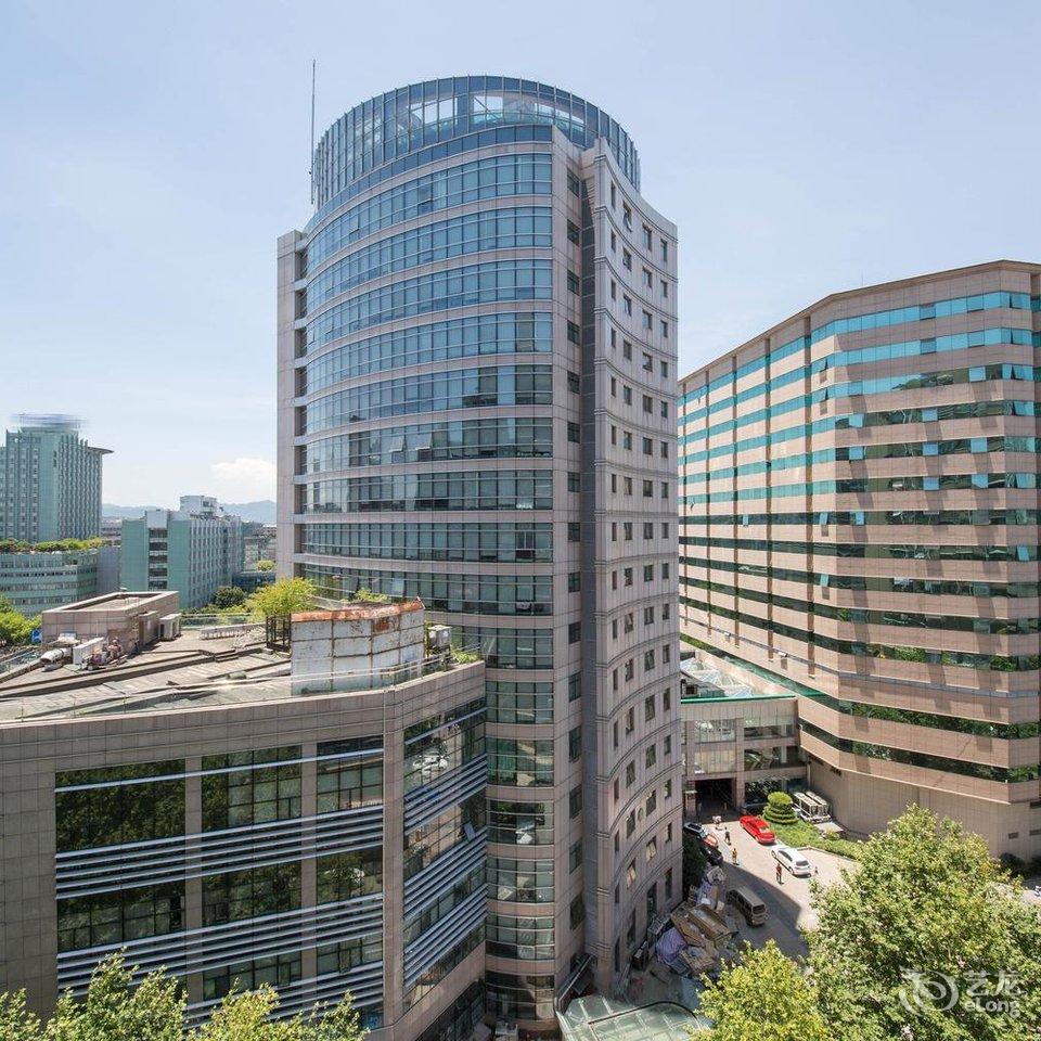 长寿路与武宁南路交叉口附近宾馆