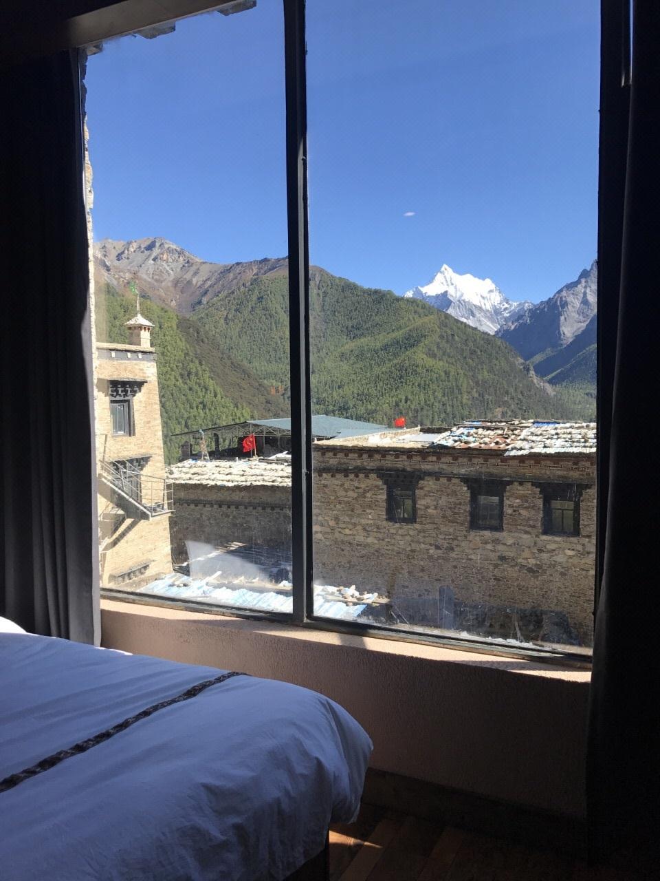 亚丁扎西空墅藏文化主题酒店