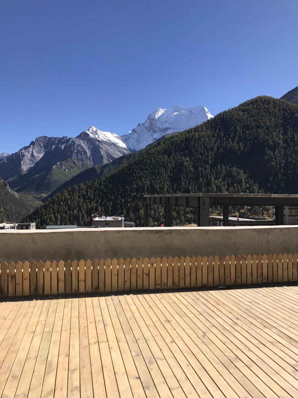 亚丁扎西空墅藏文化主题酒店