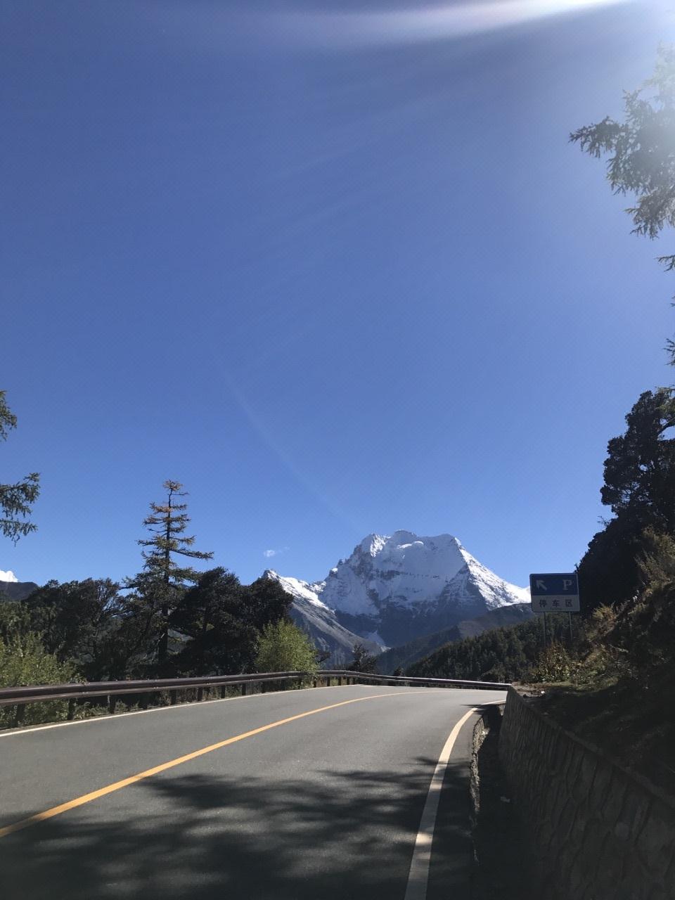 亚丁扎西空墅藏文化主题酒店