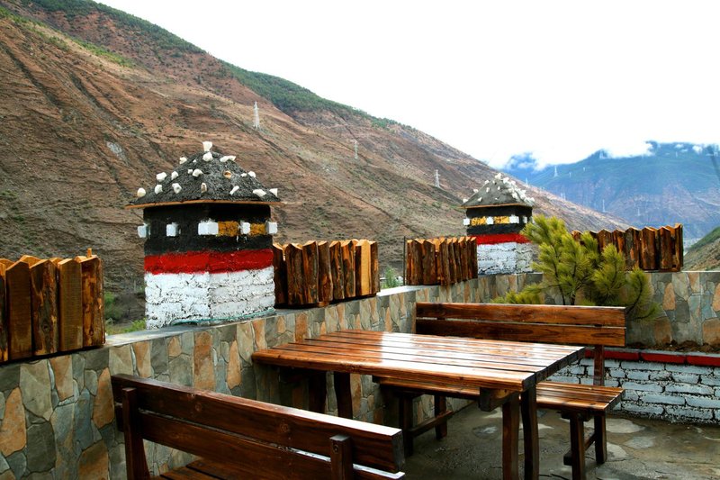 亚丁德吉梅朵藏文化主题酒店