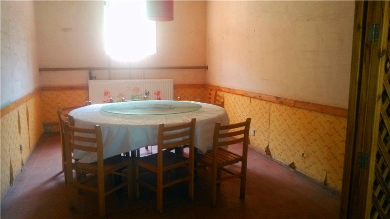 北京紫藤花开湖边小屋