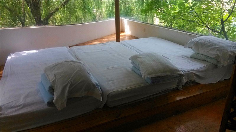 北京紫藤花开湖边小屋